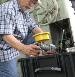 Pelican 1630 Large Wheeled Transport Case With Pick And Pluck Foam -Luggage Storage Store pelican 1630 app worker upclose 1